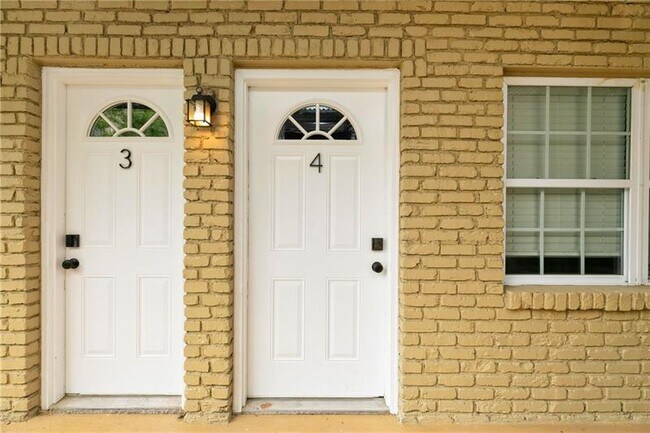 Building Photo - 21 Delmont Dr NE