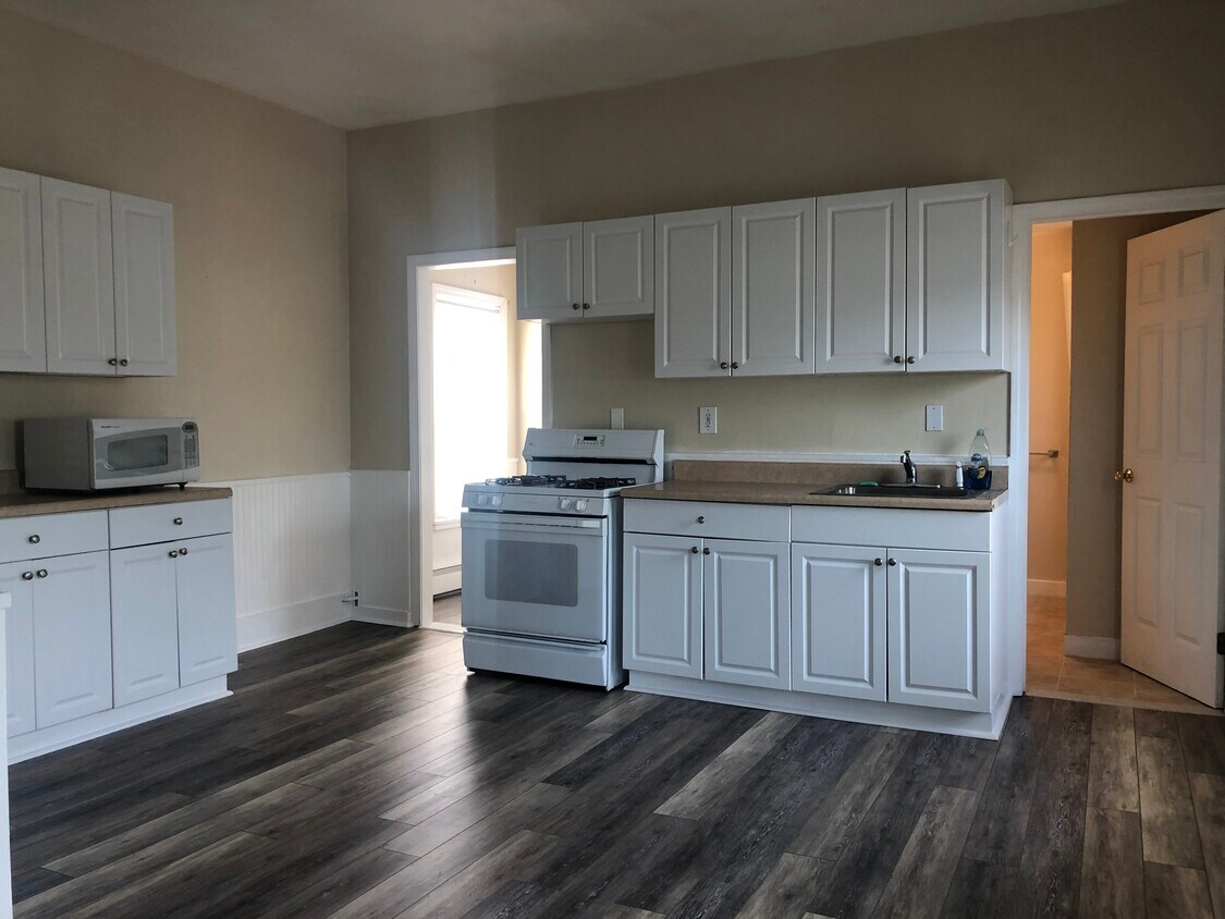 Large eat-in kitchen 14'x15' Full bathroom and laundry room off kitchen - 115 Branch St