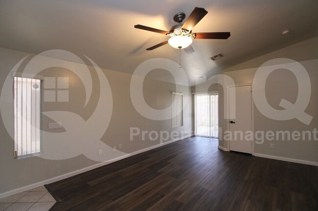 Foto del edificio - 4526 E Windsong Dr