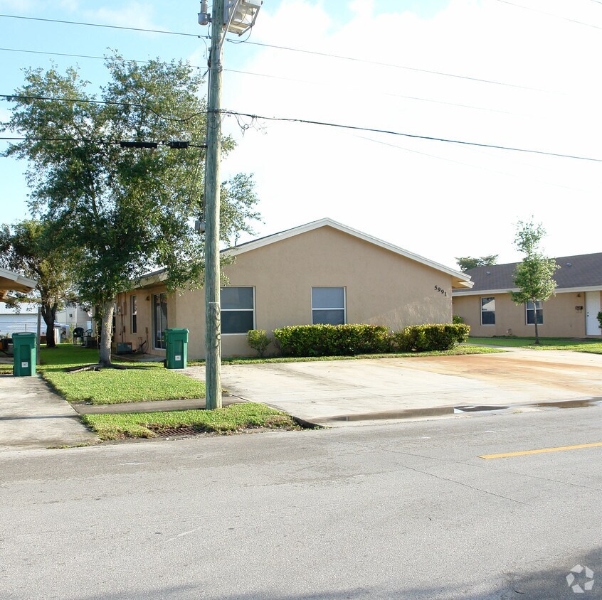 Building Photo - 5981-5991 S 36th St