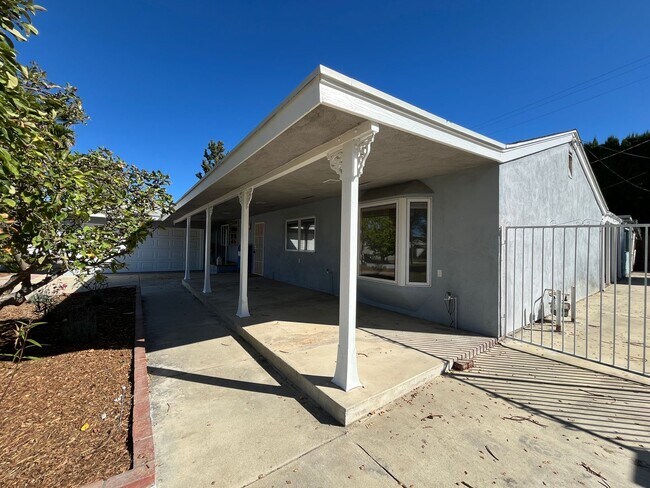 Building Photo - Simi 2+1.5 w/bonus room, RV parking + grea...