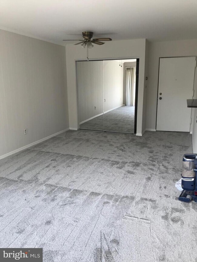 Building Photo - 5823 Royal Ridge Dr
