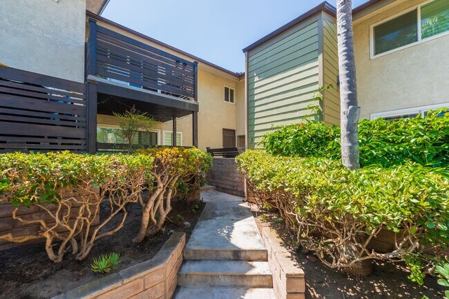Building Photo - Beautiful remodeled 2 bed 2 bath townhome ...