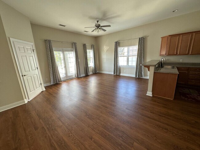 Foto del edificio - Upper Level Apartment in Wyndhurst