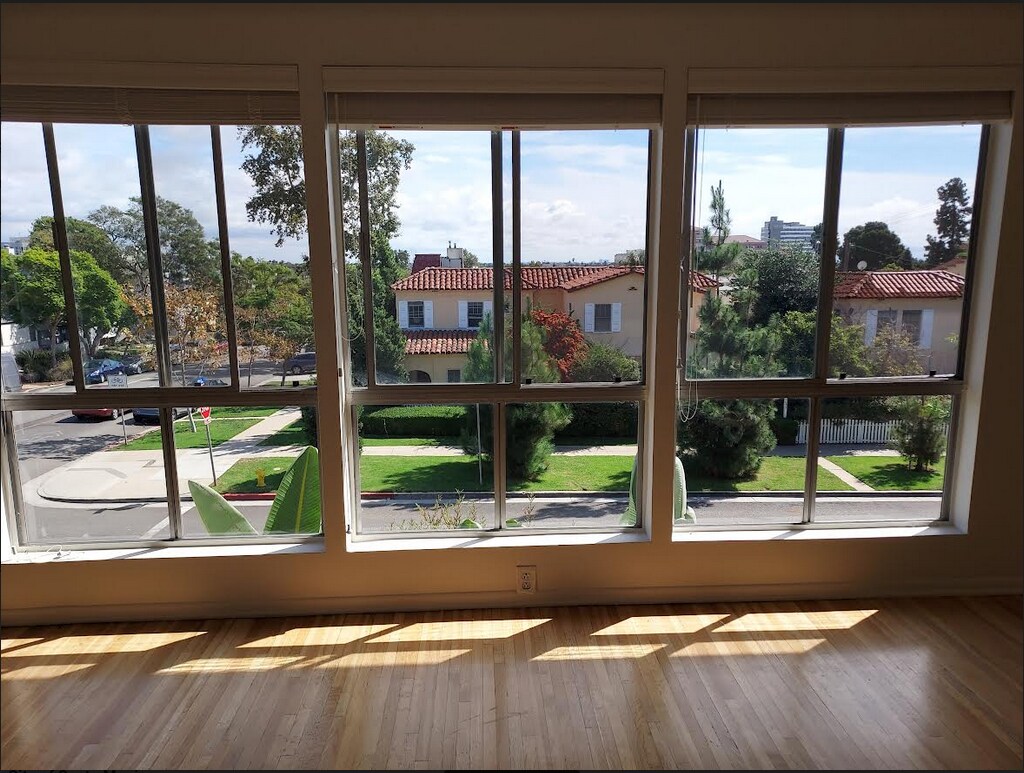 Livingroom - South View - 960 17th St