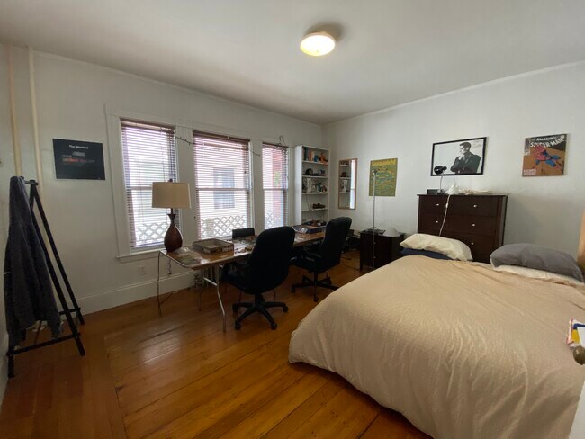 Building Photo - 121 Inman St