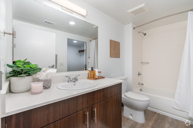 2BR, 2BA - 851SF- Secondary Bathroom - Resia Rayzor Ranch
