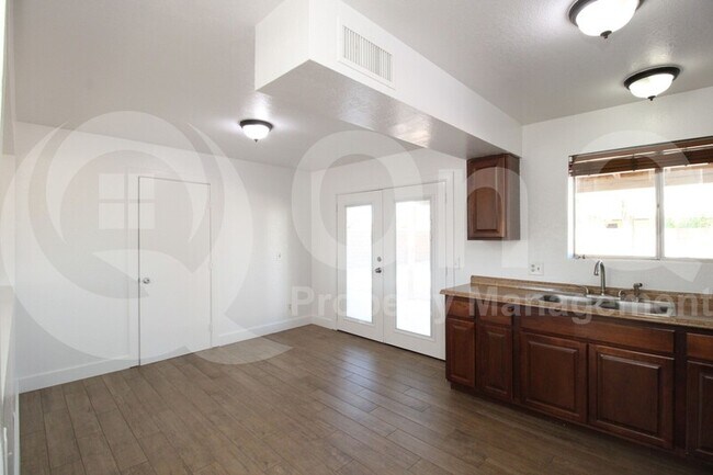 Building Photo - 160 E McLellan Rd