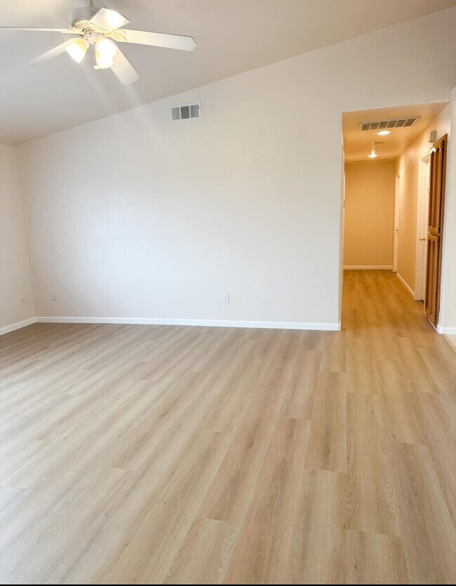 Foto del edificio - 3253 Laurie Ct