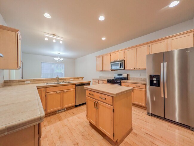 Foto del edificio - Move in ready 4 bed, 2.5 bath home W/ New Paint & Carpet!
