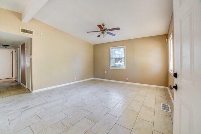 Building Photo - 4 bed/1 bed house! Coming Soon!