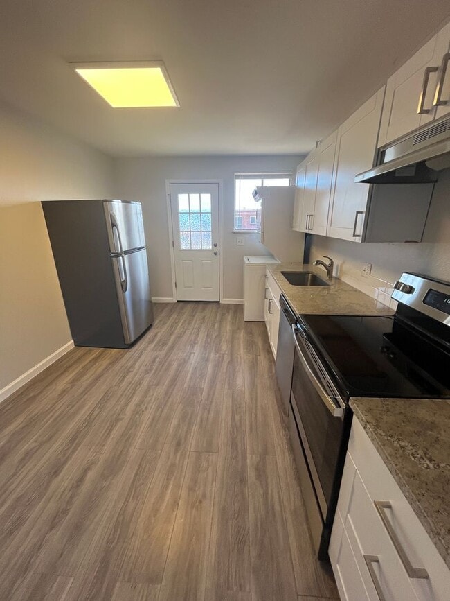 Building Photo - Updated 2-Bedroom Upper Unit – Lakewood