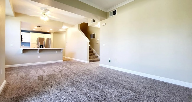 Building Photo - Beautifully Remolded Upscale 2 bed 2 bath ...