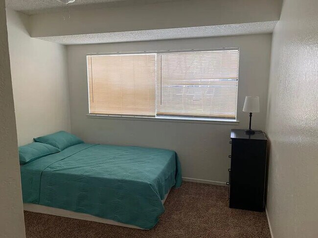 Building Photo - 1190 S Winery Ave