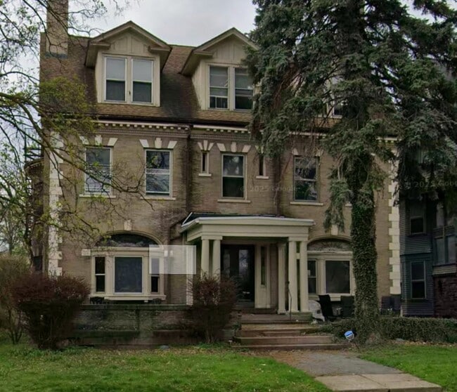 Building Photo - 579 University Ave