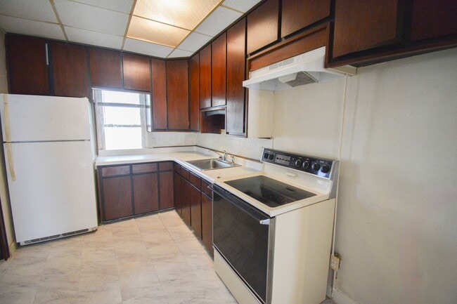 Building Photo - Cute house, great location, move in and ma...