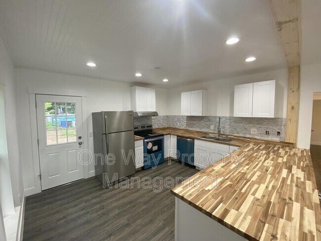 Building Photo - 1330 E 7th St