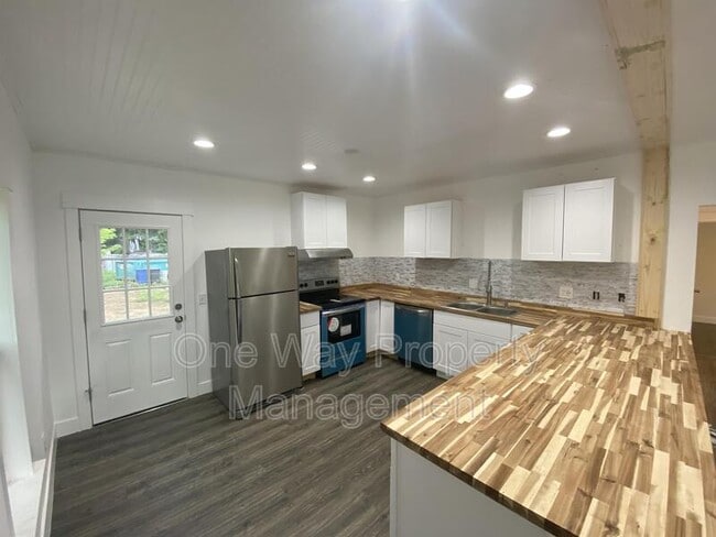 Photo - 1330 E 7th St House