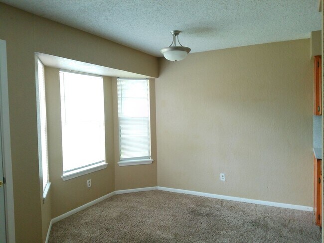 Building Photo - 862 Siskin Cir