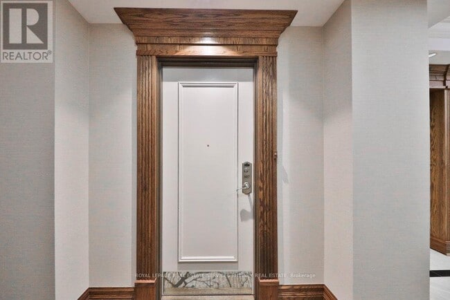 Photo du bâtiment - 1900 The Collegeway