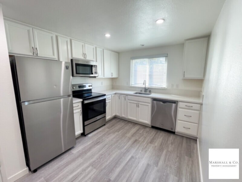 Foto principal - Contemp. 3BD/2.5 BA TOWNHOUSE W LRG ROOMS,...