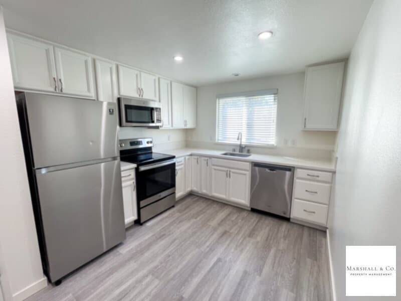 Primary Photo - Contemp. 3BD/2.5 BA TOWNHOUSE W LRG ROOMS,...