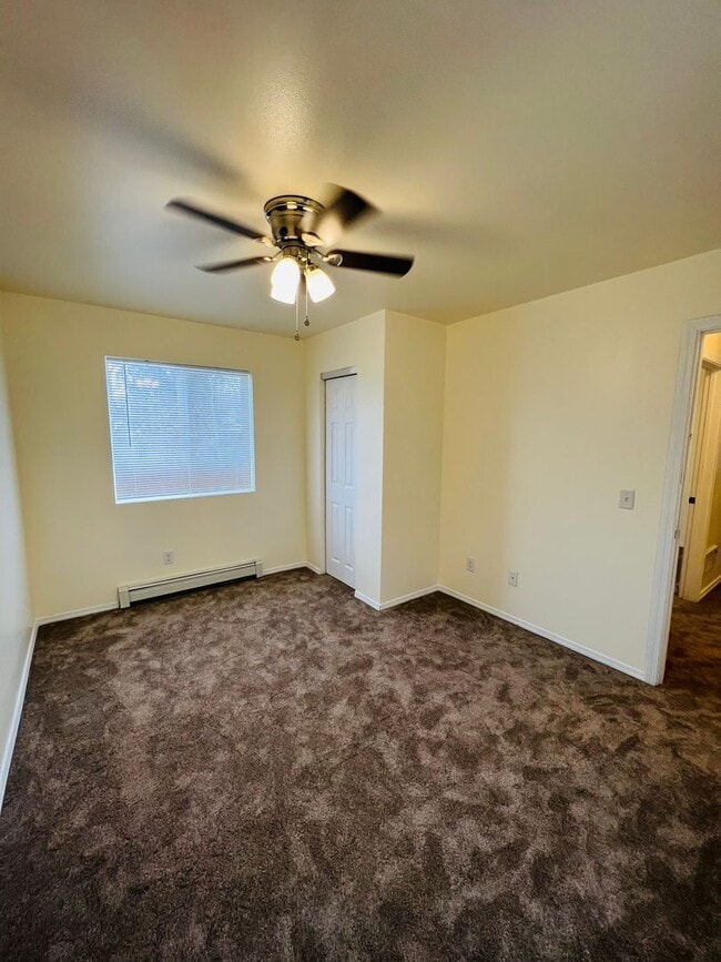 Building Photo - 915 Defoe St