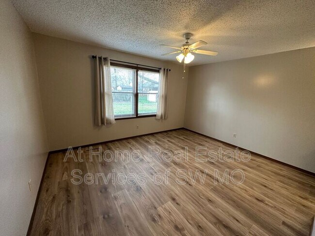 Foto del edificio - 3682 W Harrison St