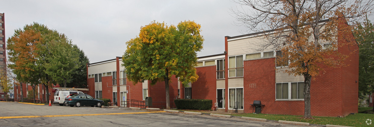 Building Photo - Hi-View Gardens