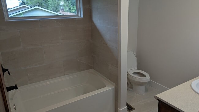 Building Photo - 1003 Crystal River