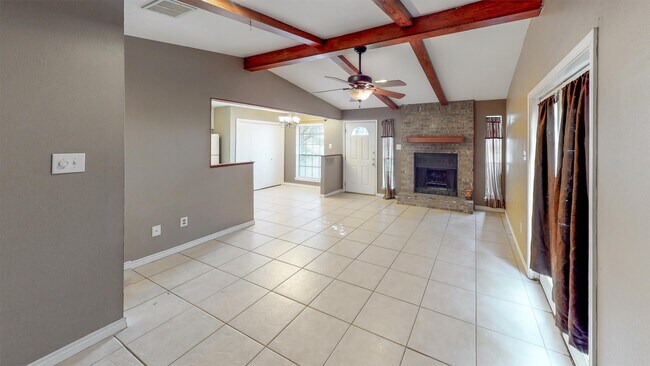 Building Photo - 618 San Saba Ct