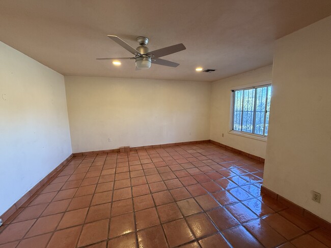 Foto del edificio - 3452 E Willard St