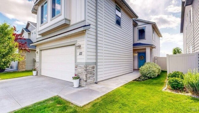 Foto del edificio - Modern 4-Bedroom Home in Meridian – Spacio...