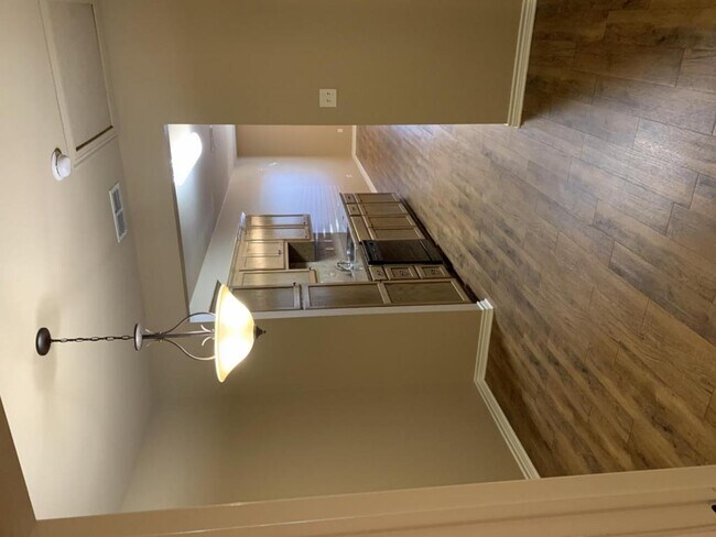 Building Photo - 1909 Daisy Way