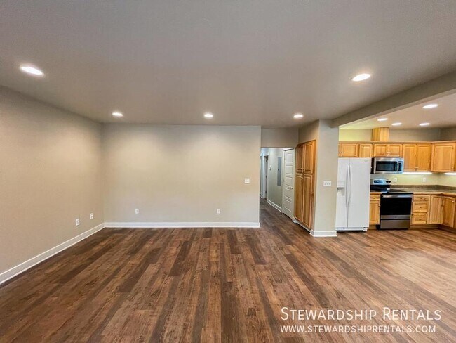 Building Photo - 3 EXTRA ROOMS!!  Located in the heart of W...