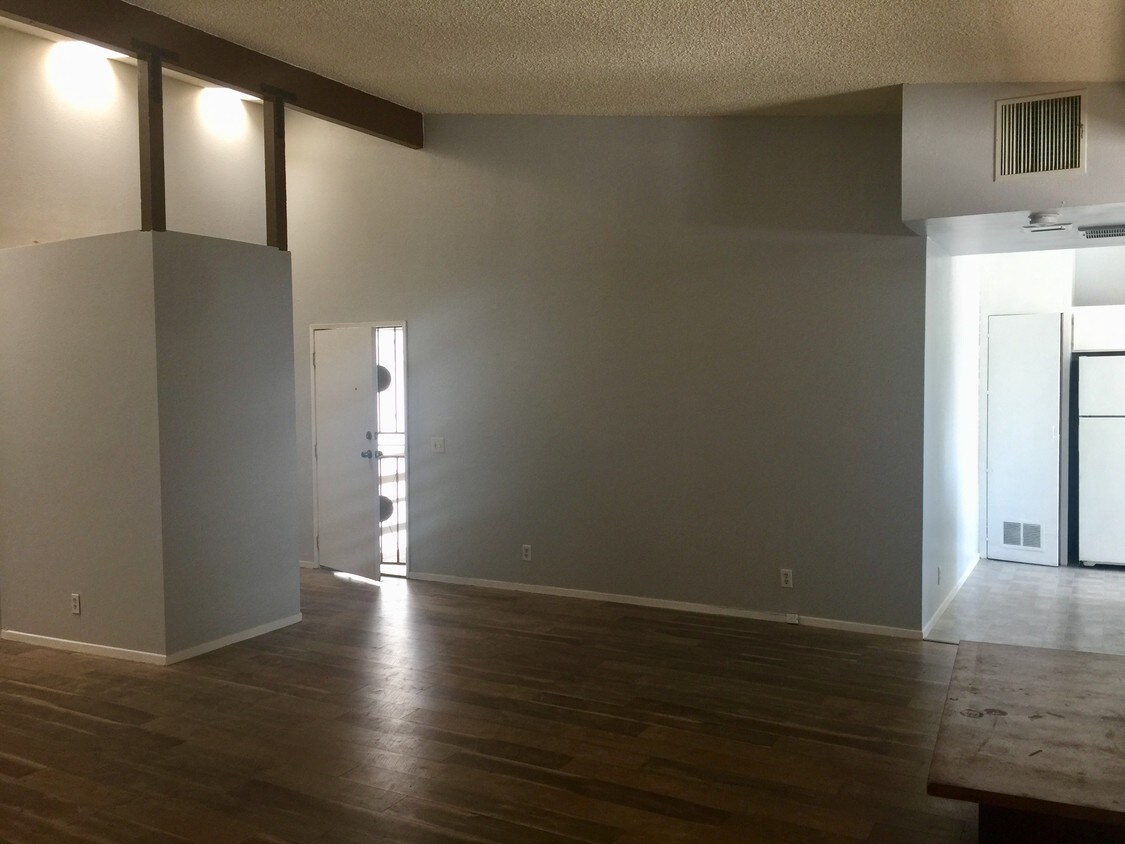 In living room facing front door and kitchen - 1502 N Kenmore Ave