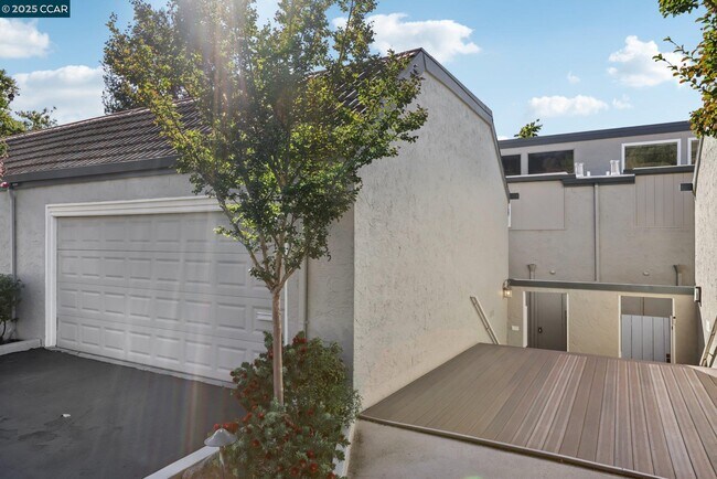 Building Photo - 1035 Alta Mesa Dr