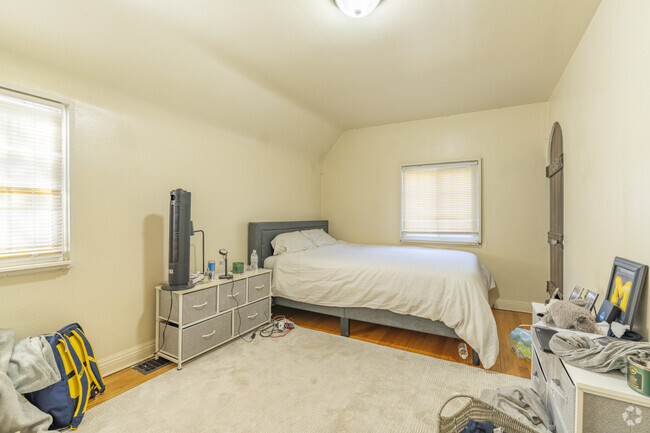 5 habitaciones, 2 baños - 4000 pies cuadrados - Dormitorio 3 - 1532 Packard St