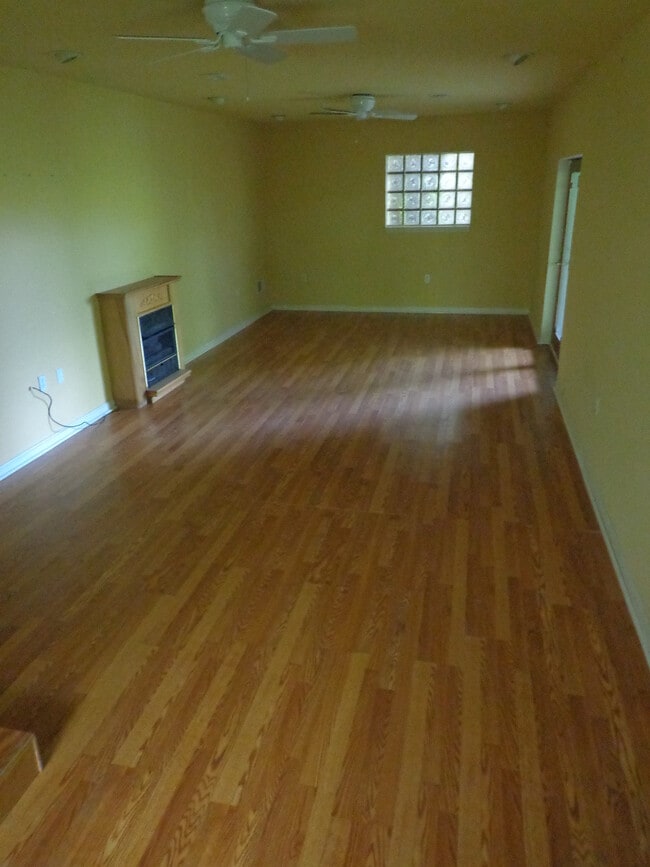 Amplia sala de juegos con tocador. - 6 Prospect St