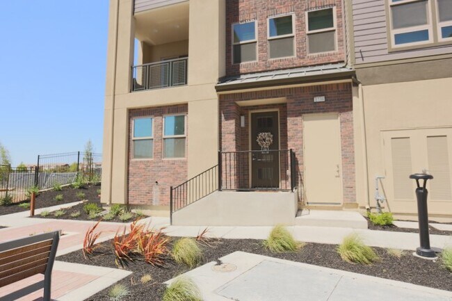 Building Photo - 1739 Hazelnut Ln