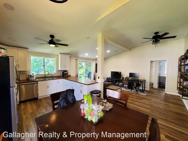 Building Photo - 3 br, 1 bath House - 4 Milewood Rd