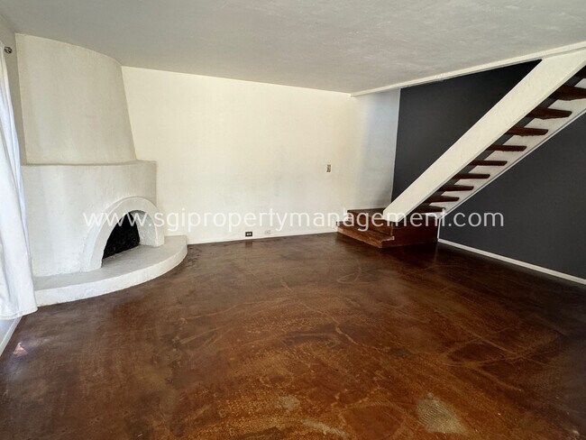 Building Photo - Modern Pointe Tapatio Community Townhome