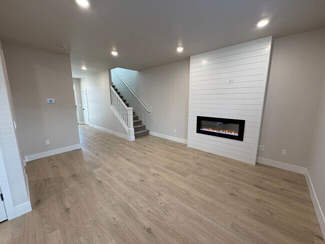 Building Photo - Brand New 5 Bed/3 Bath Home in SE Bend - Etna Place