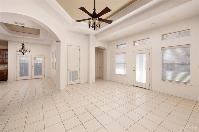 Foto del edificio - 12 Hackberry Ave