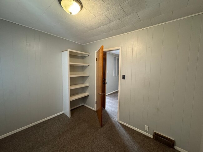 Building Photo - 1216 W River Dr