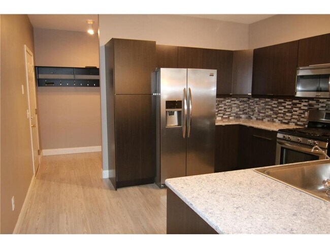 Foto del edificio - Rare Find! Spacious *3Bd*3Bath end unit- 1...