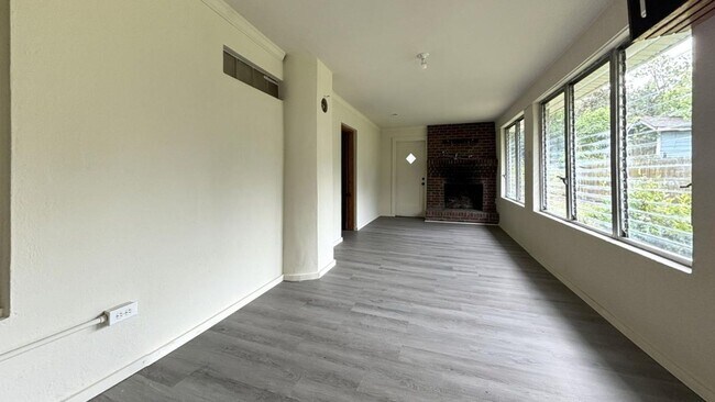 Foto del edificio - 3 bedroom / 1 bath ~ Renovated Home