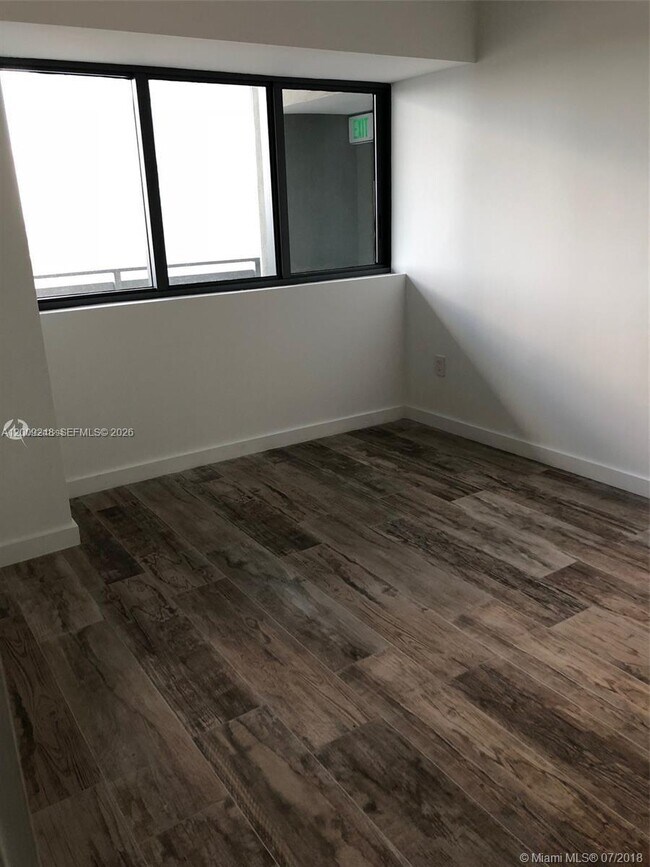 Foto del edificio - 650 NE 32nd St
