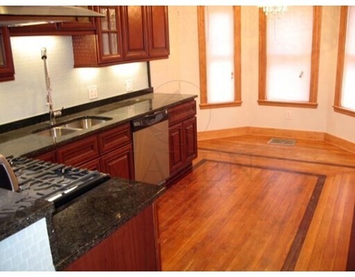 Foto del edificio - 32 Holyoke Rd