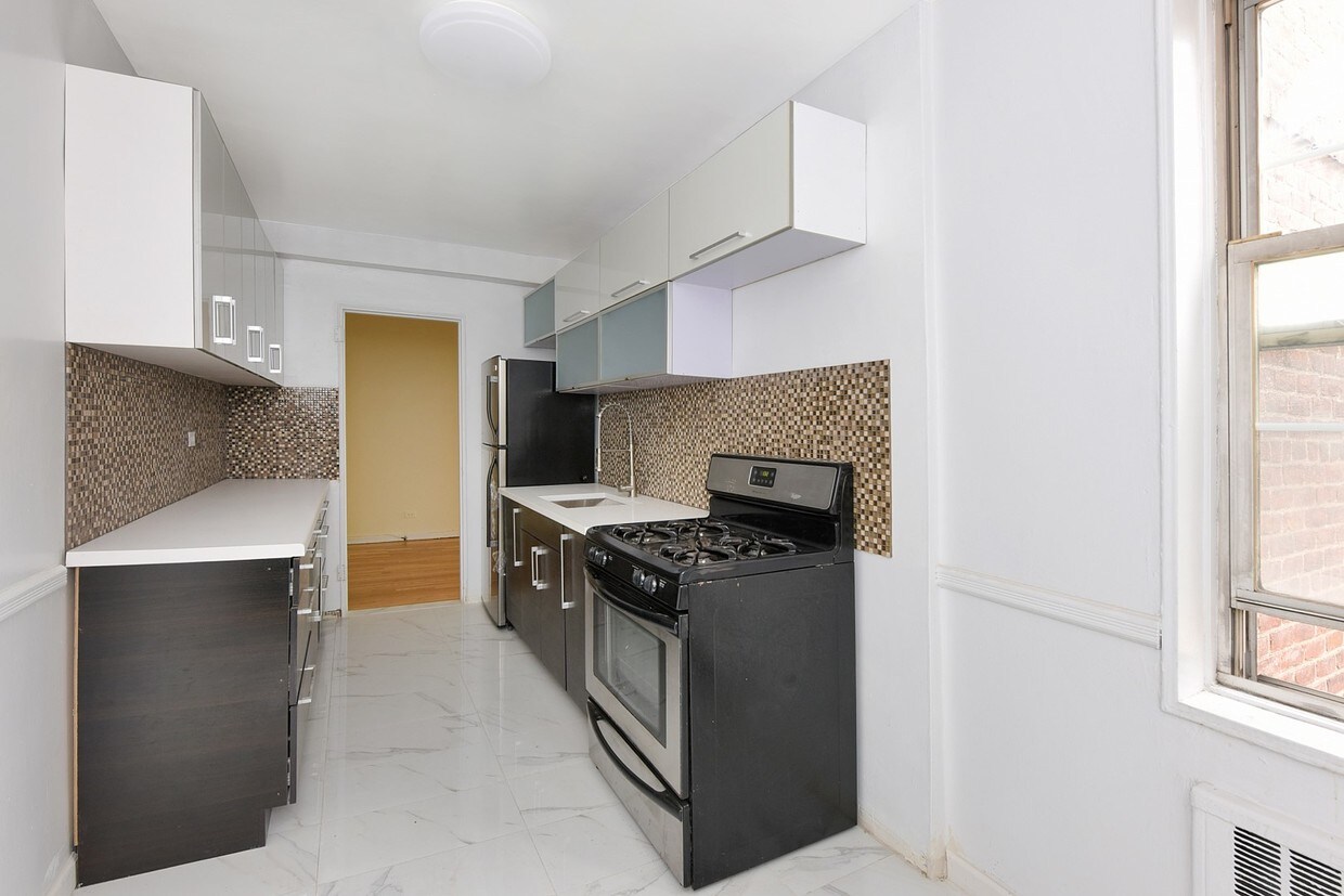 Foto principal - 63-93 Woodhaven Blvd